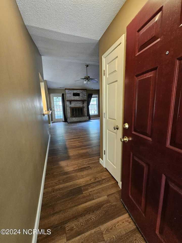 218 Foxwood Ct - Photo 2 of 17