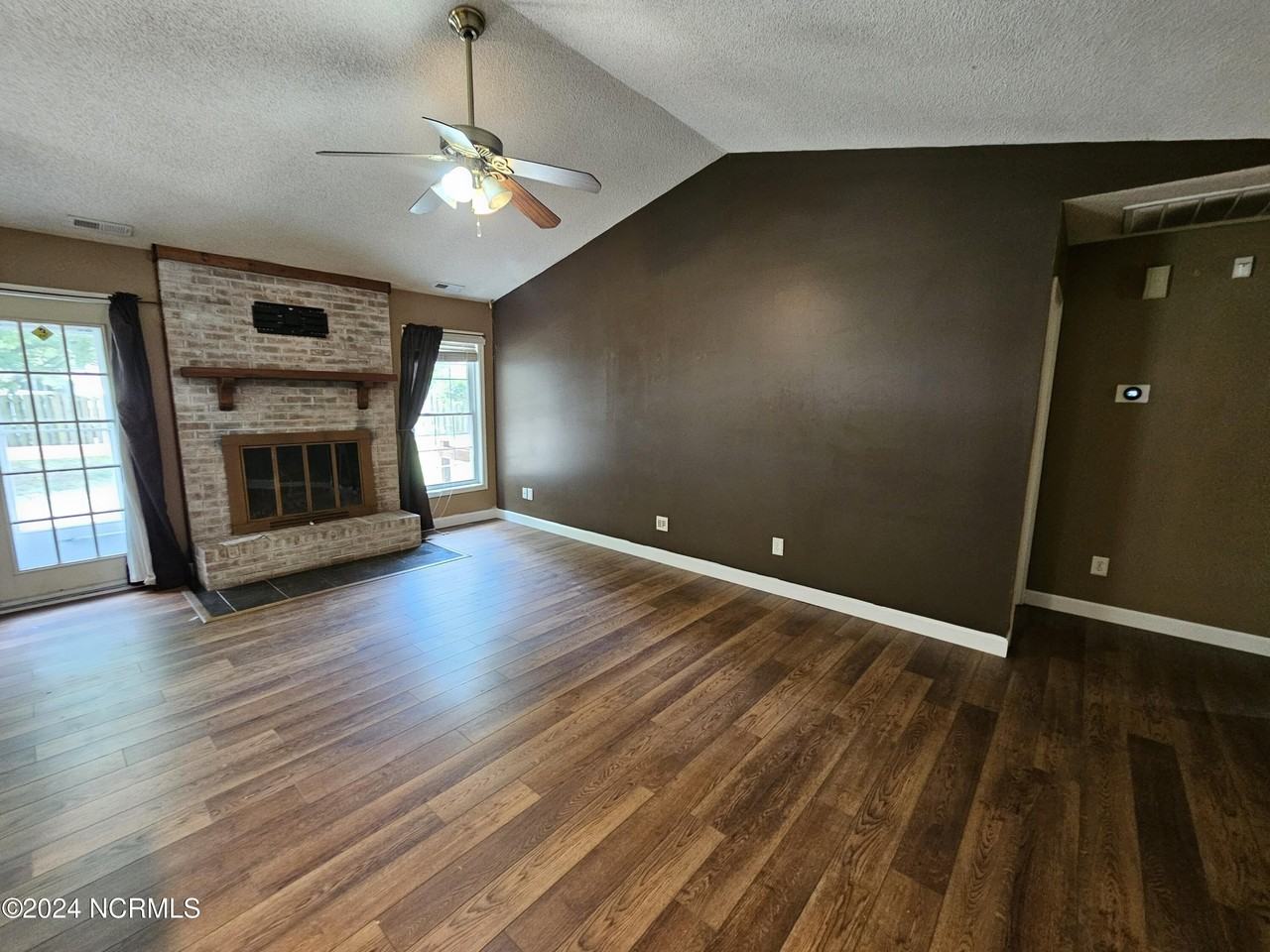 218 Foxwood Ct - Photo 3 of 17