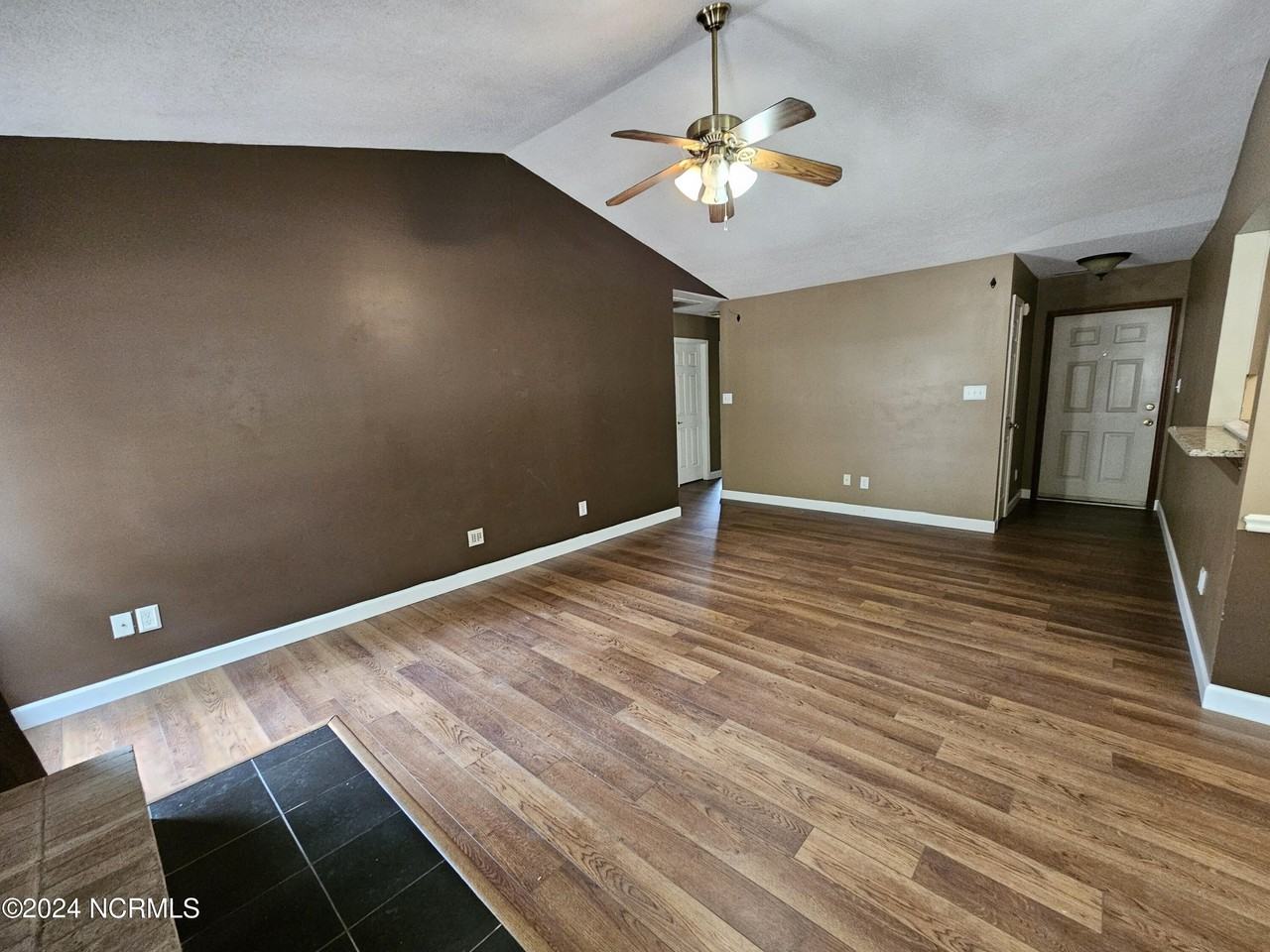 218 Foxwood Ct - Photo 4 of 17