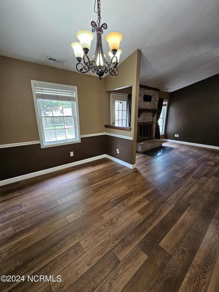 218 Foxwood Ct - Photo 5 of 17