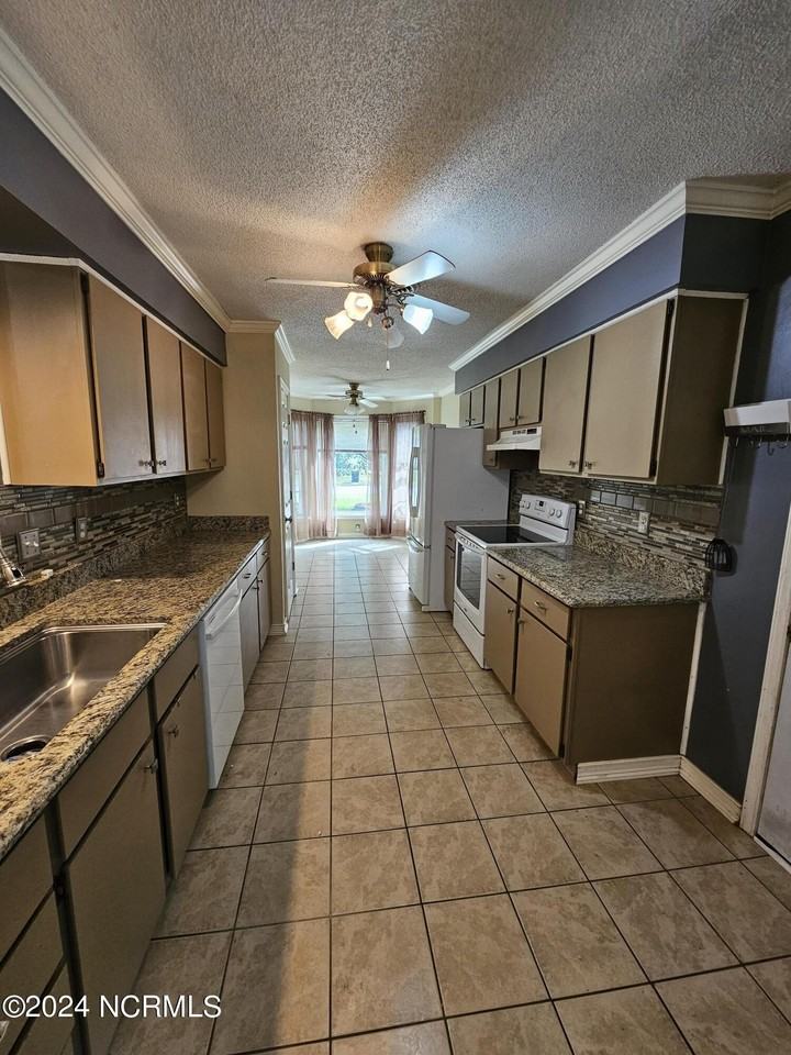 218 Foxwood Ct - Photo 6 of 17