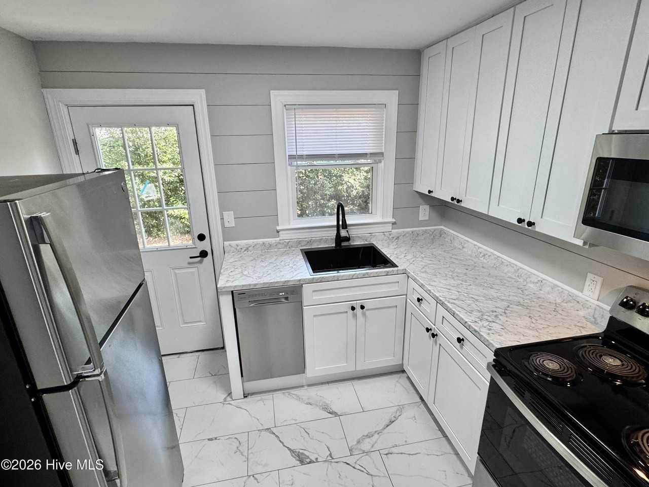 108 N Meade St #B - Photo 3 of 28