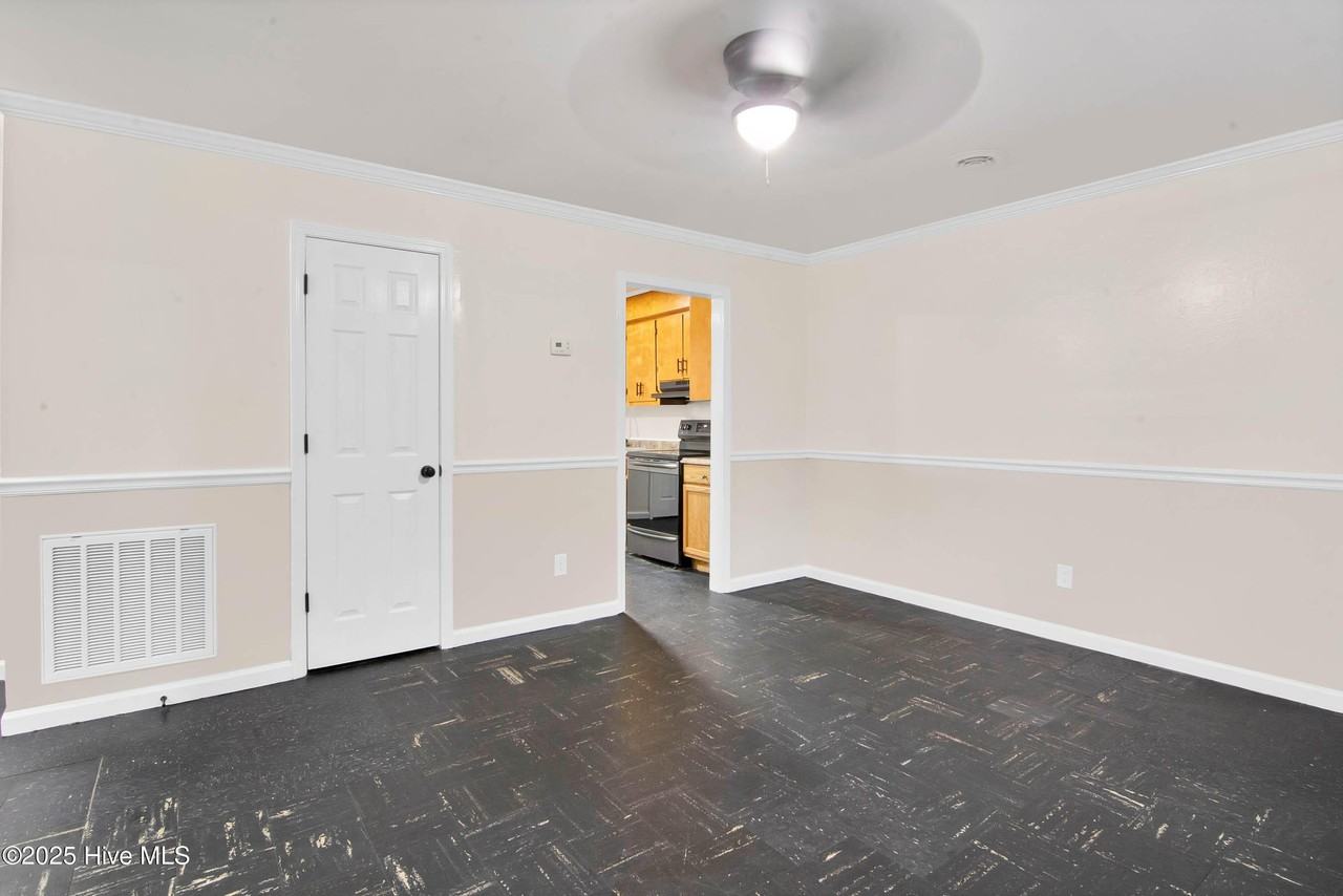 521 Williams St - Photo 3 of 14