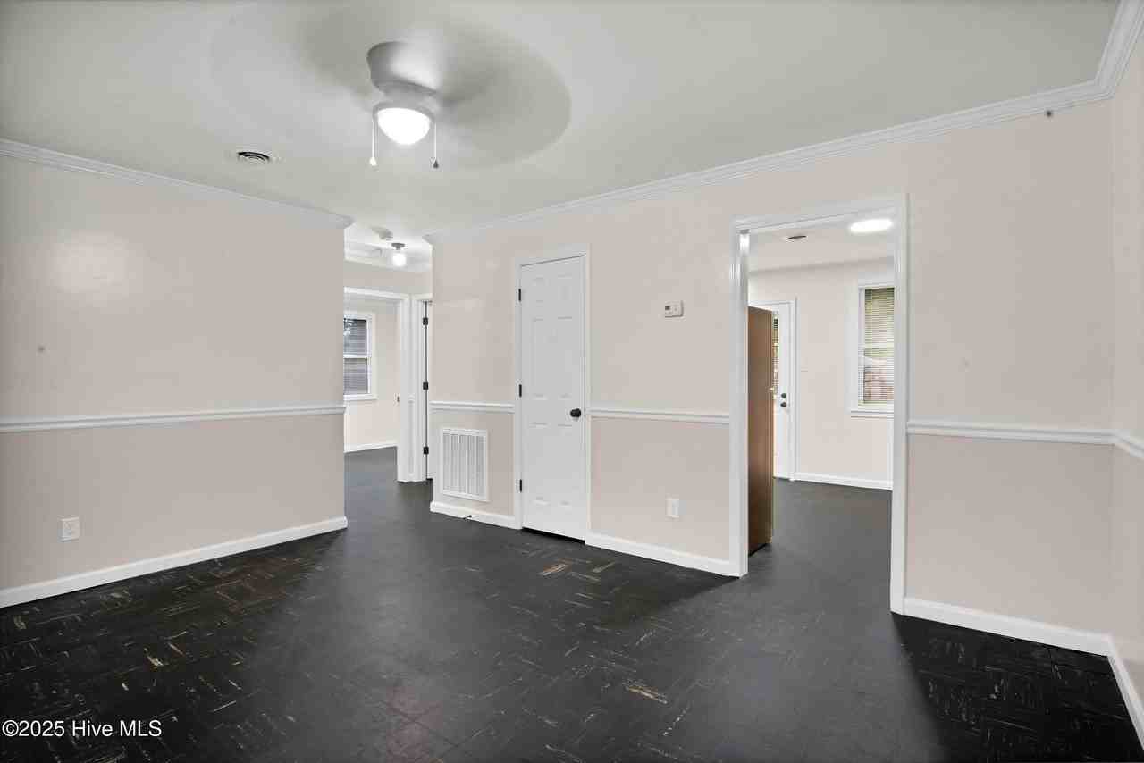 521 Williams St - Photo 4 of 14