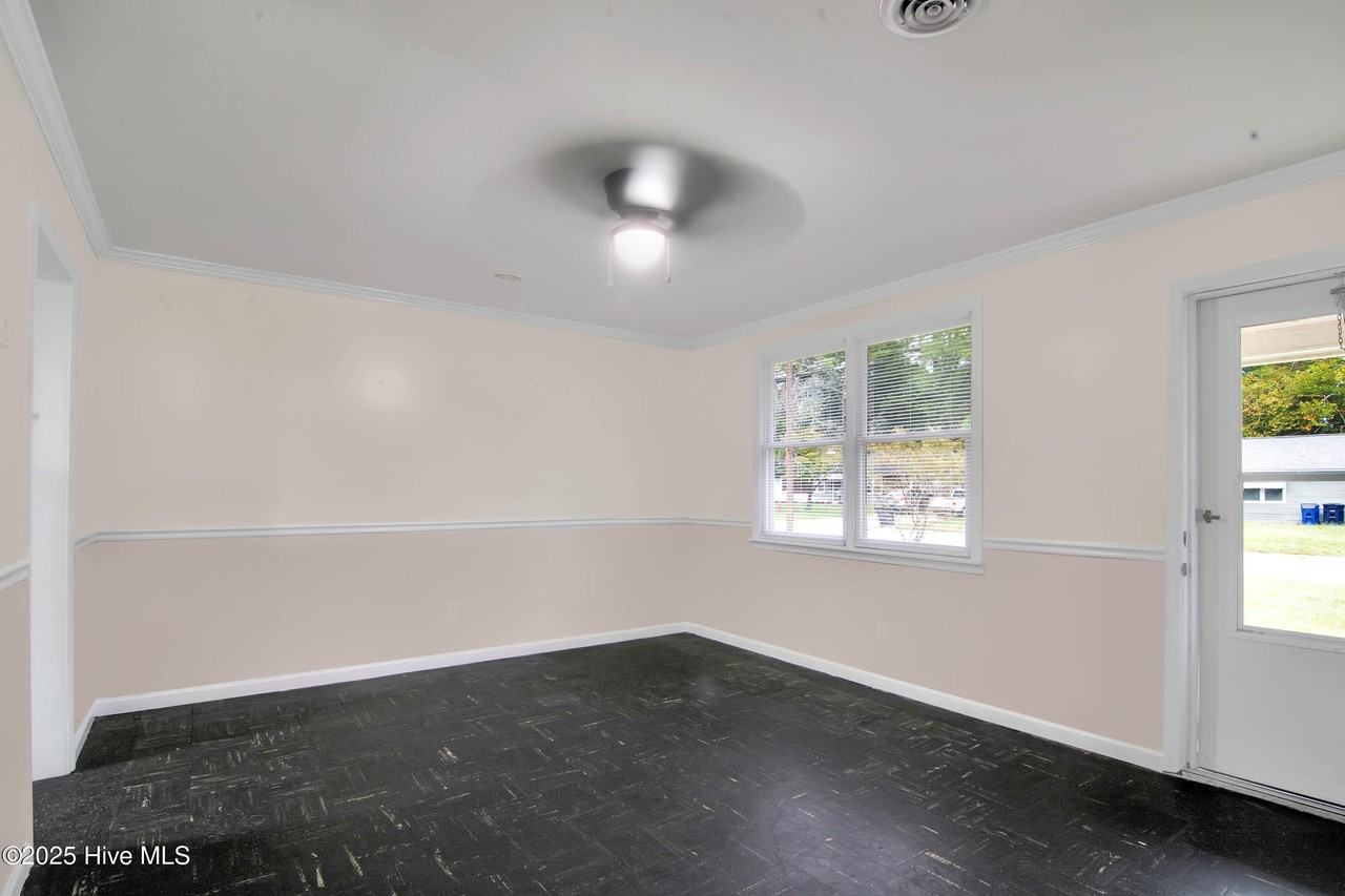 521 Williams St - Photo 5 of 14