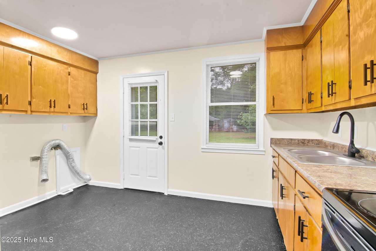 521 Williams St - Photo 7 of 14