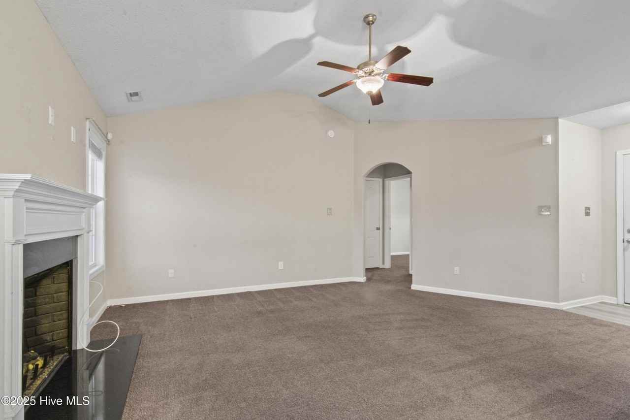 752 Radiant Dr - Photo 4 of 20