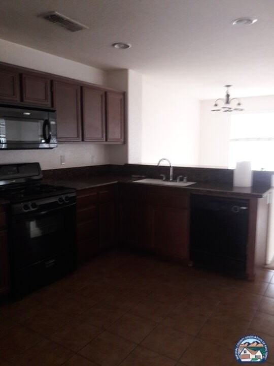 642 W Brewer Rd - Photo 4 of 15