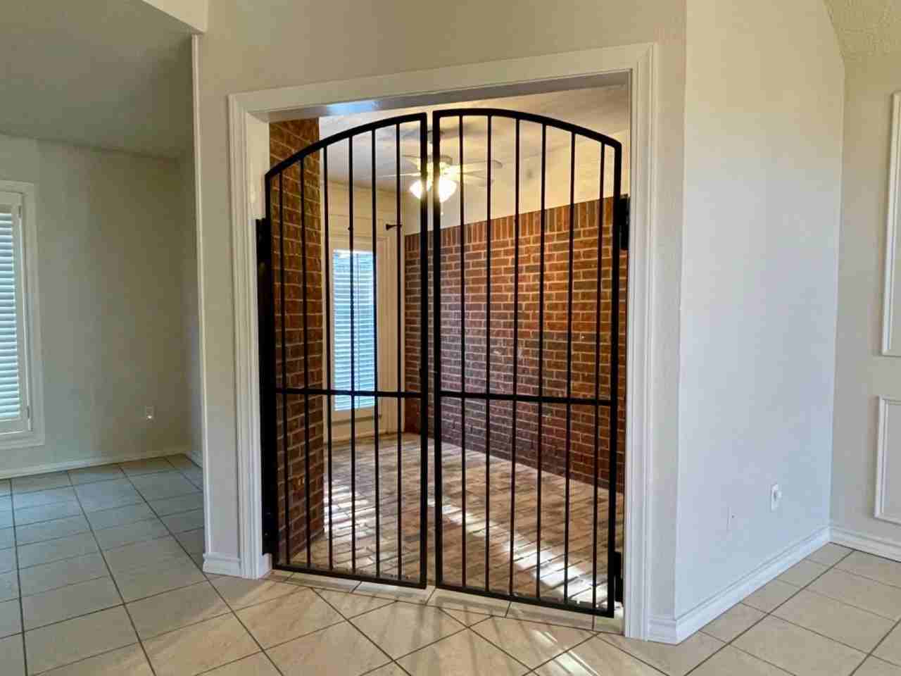 7616 Utica Ave - Photo 4 of 34