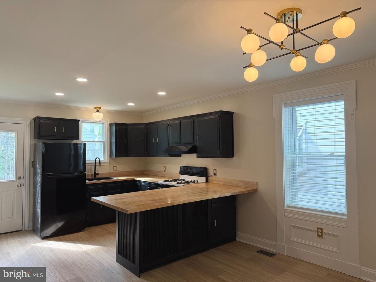 1508 Hancock St - Photo 3 of 6
