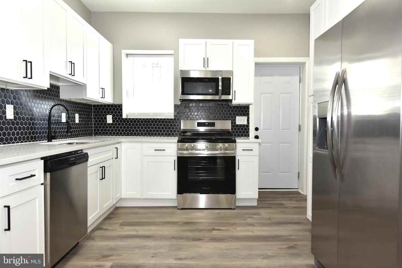 2225 W Baltimore St - Photo 7 of 46