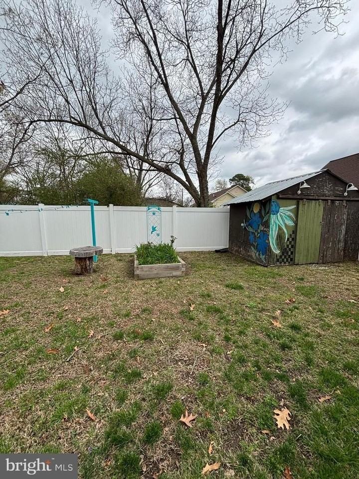 115 Nelson St - Photo 4 of 21