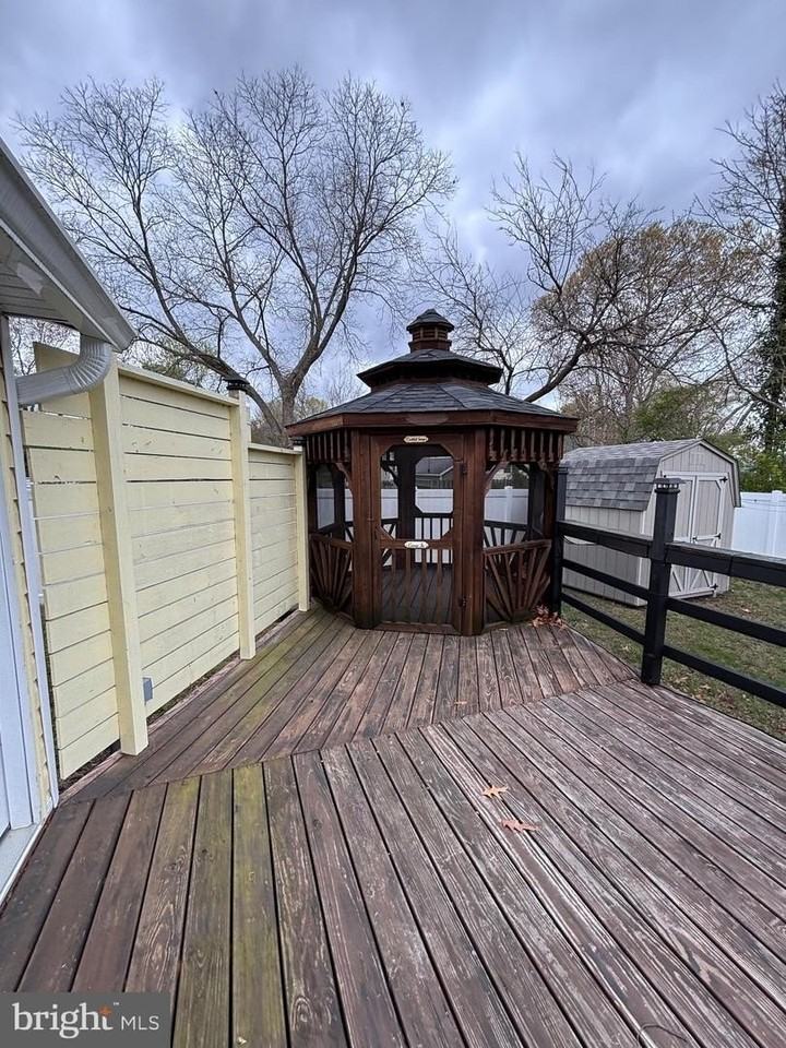115 Nelson St - Photo 5 of 21