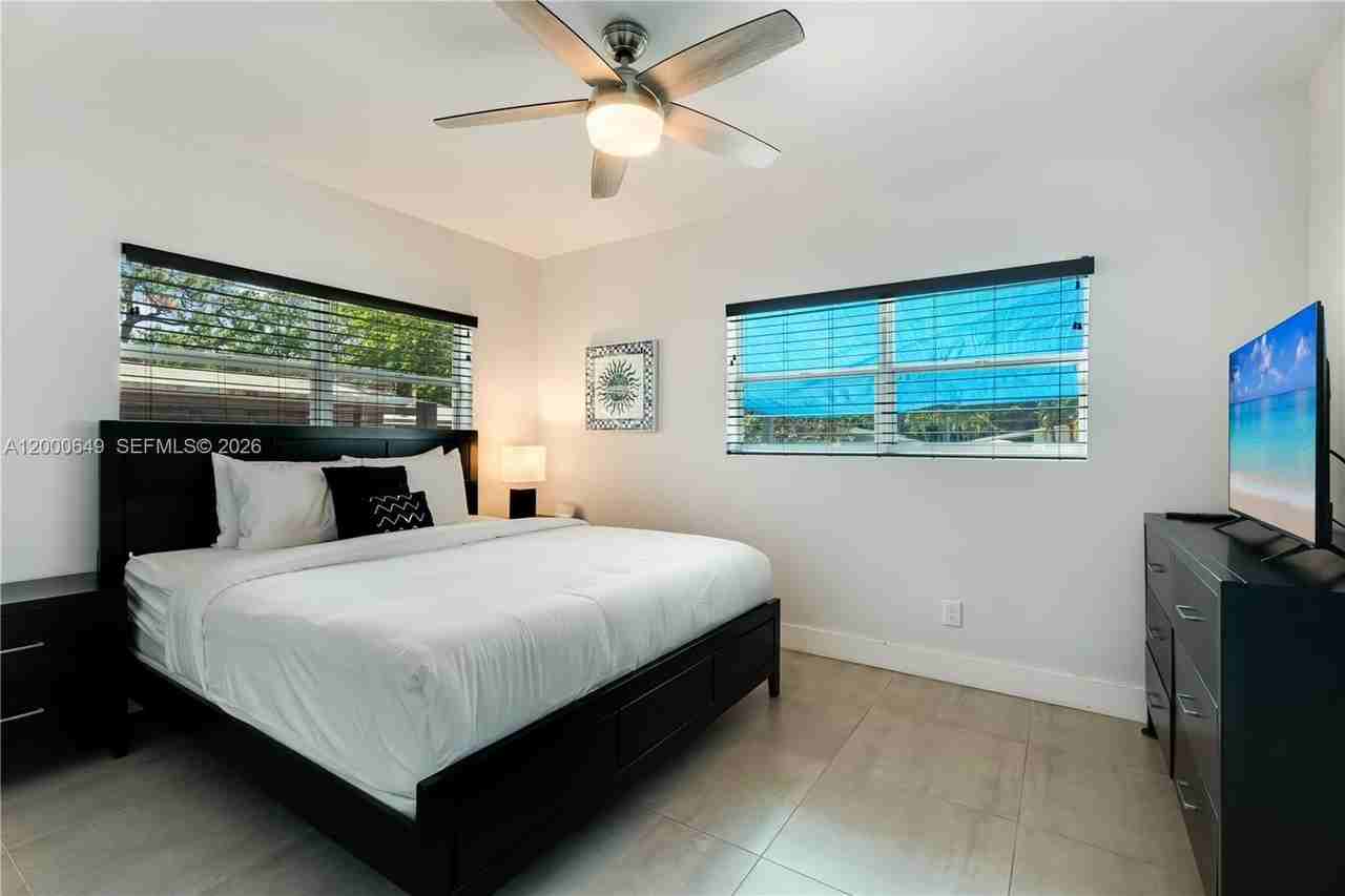 1526 Sw 20th Ave - Photo 2 of 40
