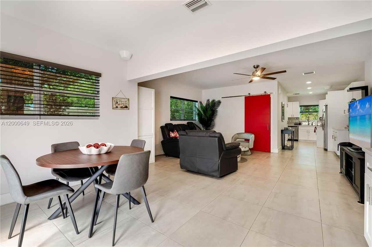 1526 Sw 20th Ave - Photo 5 of 40