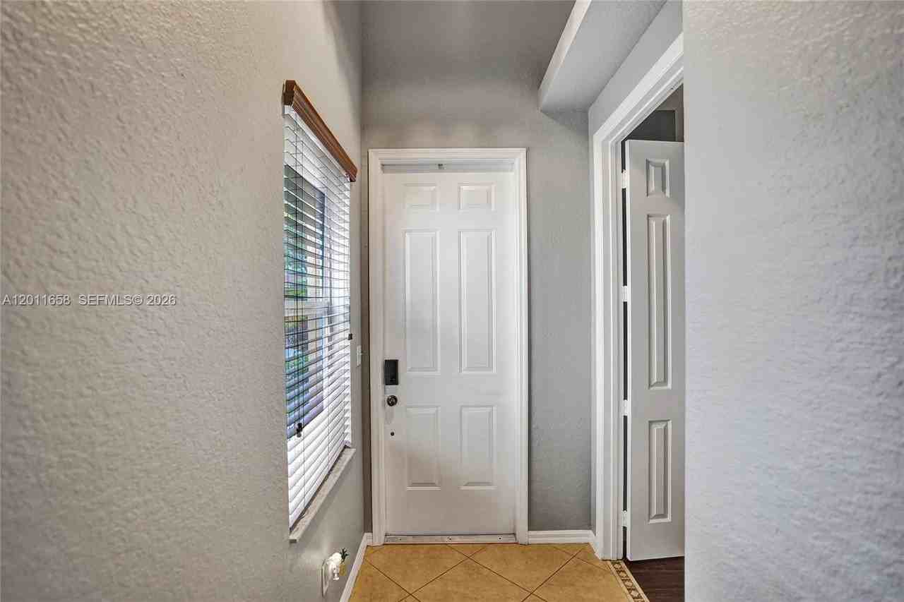 2057 Se Avon Park Dr - Photo 4 of 50