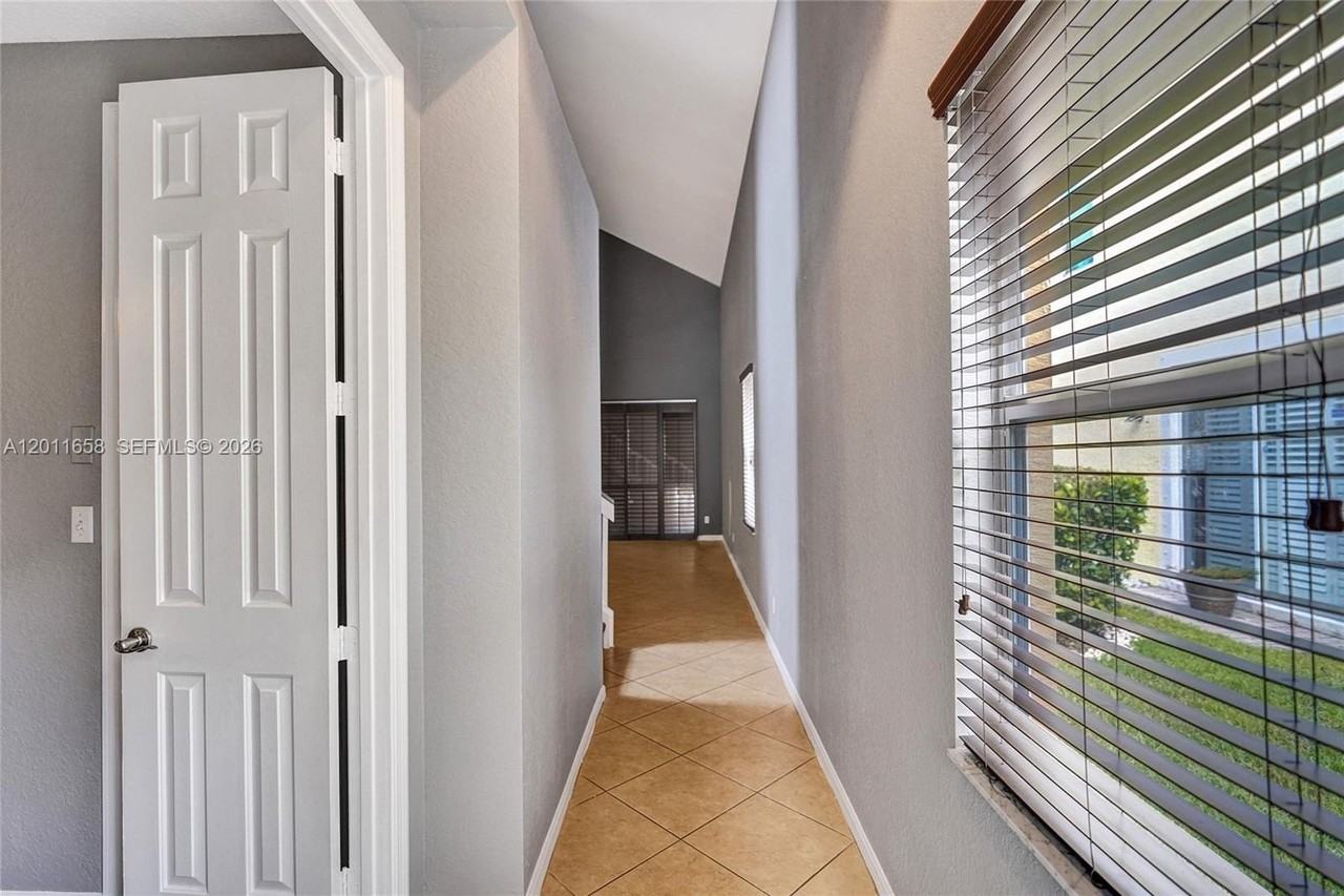 2057 Se Avon Park Dr - Photo 5 of 50