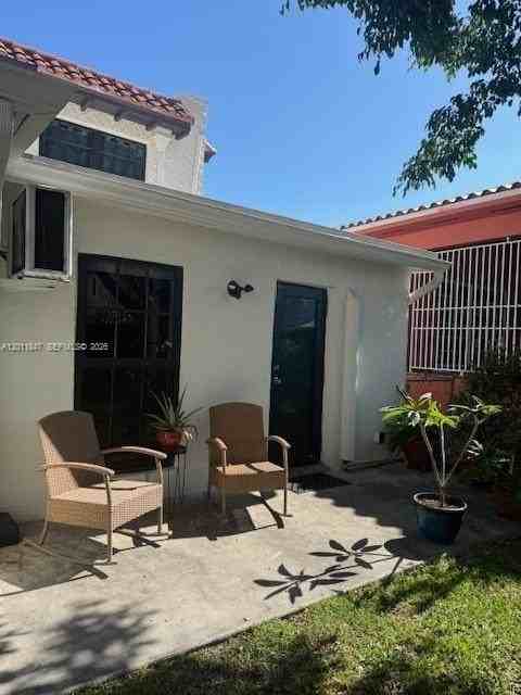 1617 Nw 8th St #B - Photo 2 of 11