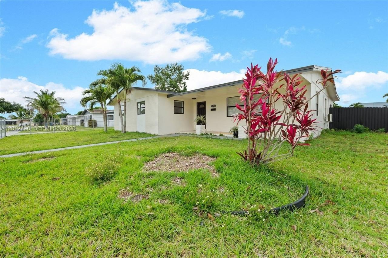 11950 Sw 199th St #1 - Photo 3 of 30