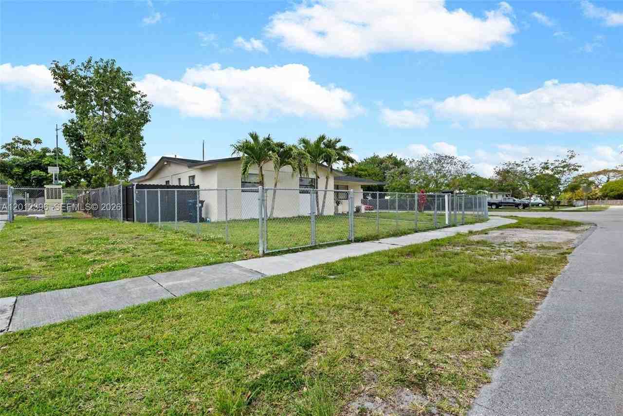 11950 Sw 199th St #1 - Photo 5 of 30