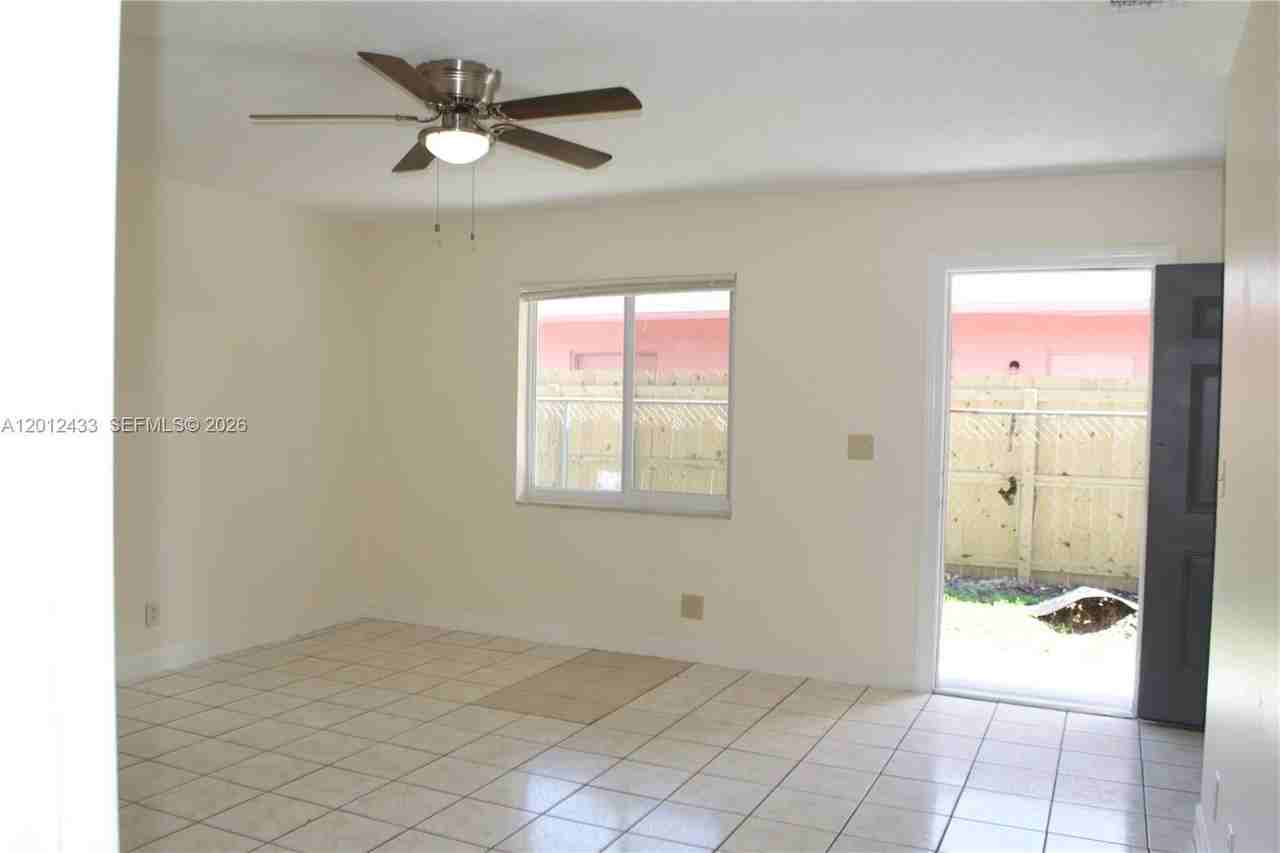 701 Sw 15th Ave #1 - Photo 2 of 7