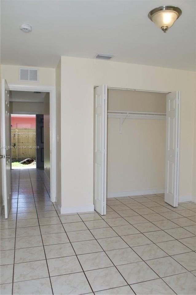 701 Sw 15th Ave #1 - Photo 4 of 7