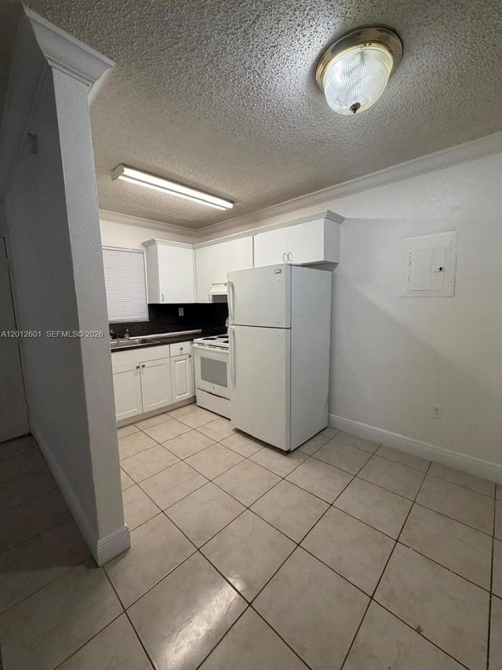 16118 Ne 21st Ave #6 - Photo 4 of 17