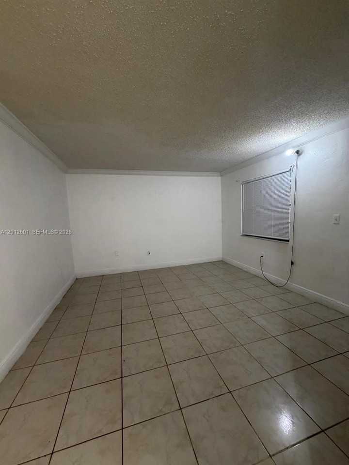 16118 Ne 21st Ave #6 - Photo 5 of 17