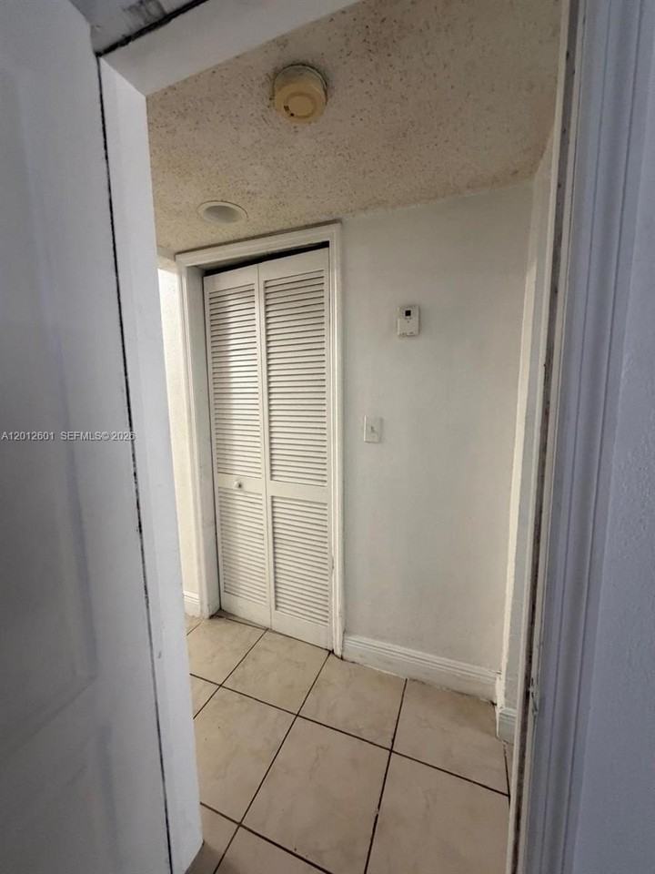 16118 Ne 21st Ave #6 - Photo 6 of 17