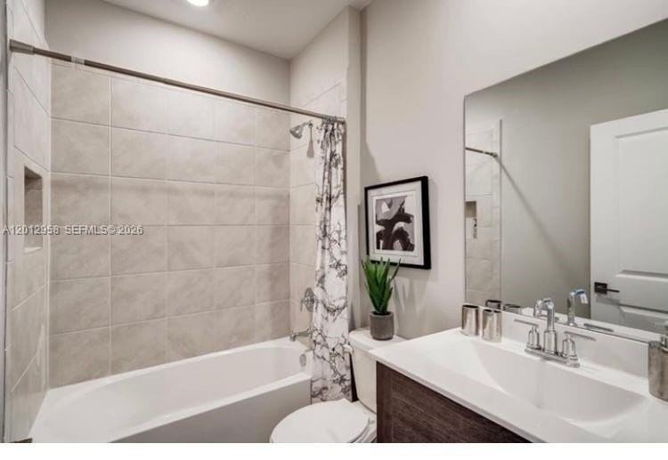 2341 Se 11th St - Photo 3 of 8