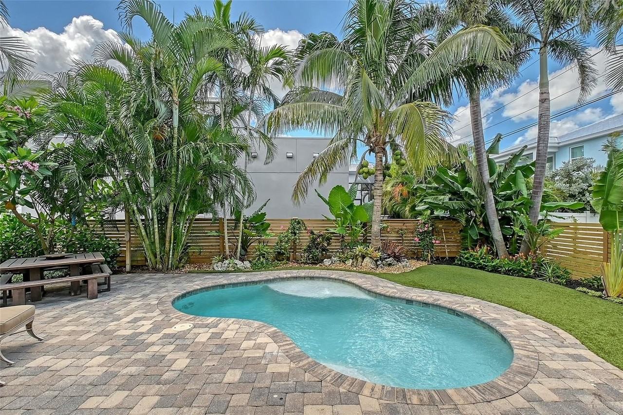 1738 Siesta Dr - Photo 3 of 50