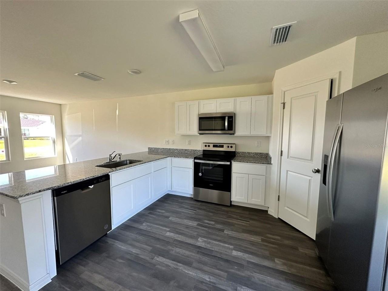 1242 Autumn St - Photo 2 of 19