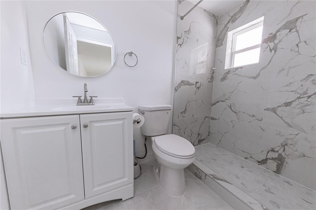 902 Marshall St - Photo 5 of 23