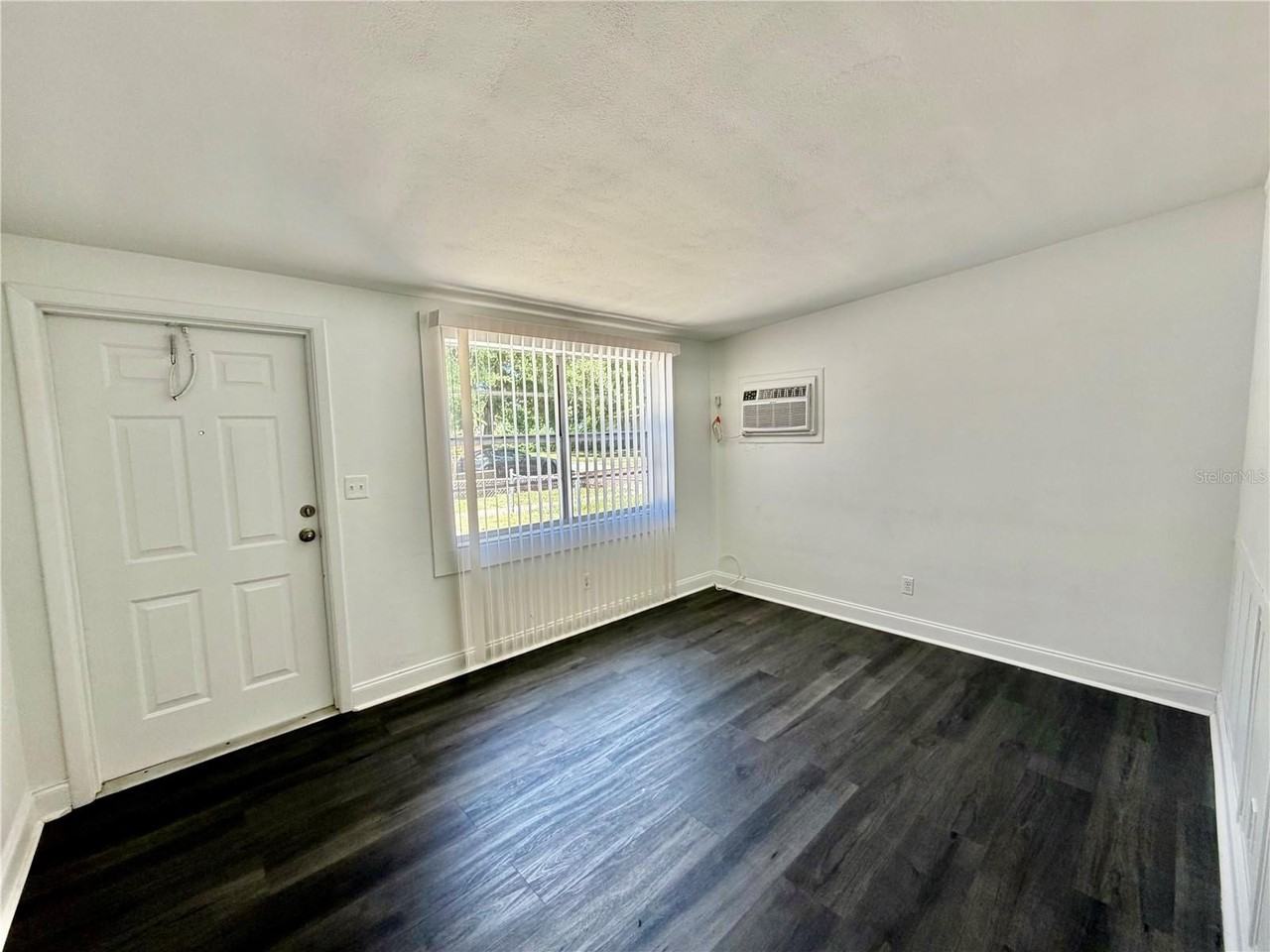650 Newton Ave S - Photo 4 of 23