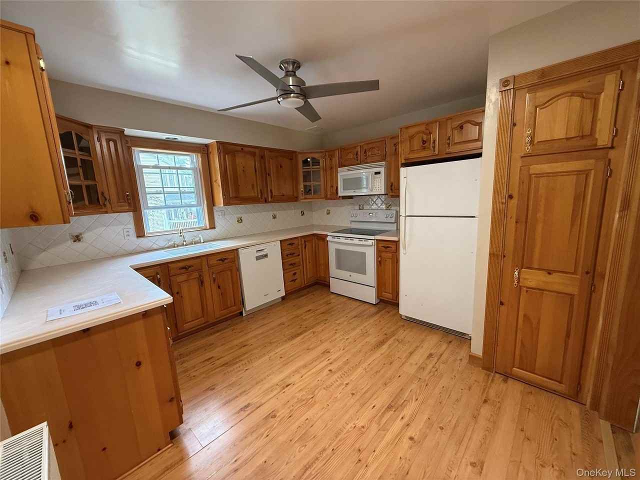 32 Cherry St - Photo 5 of 11