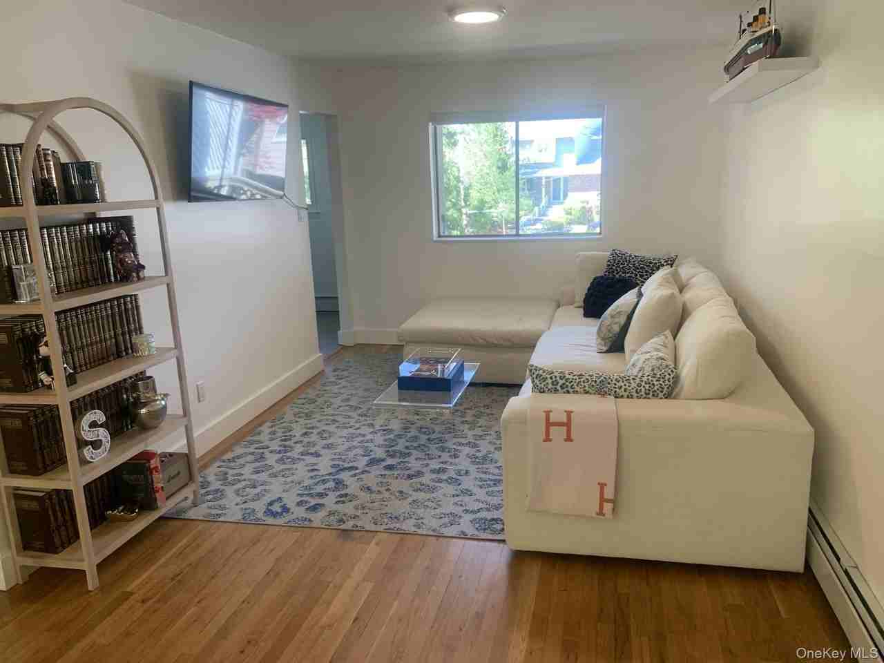 1110 William St - Photo 5 of 19