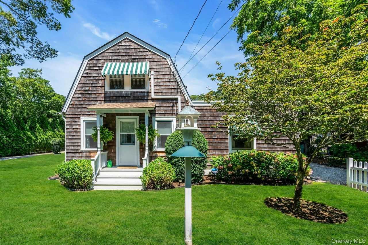 107 Sebonac Rd - Photo 3 of 26