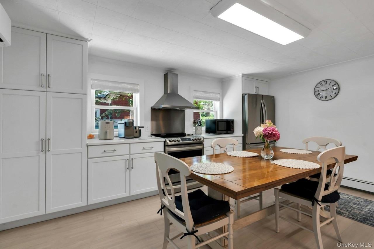 107 Sebonac Rd - Photo 4 of 26