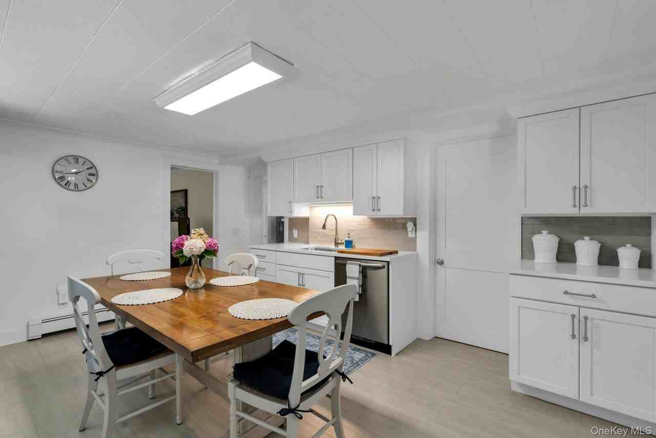 107 Sebonac Rd - Photo 5 of 26