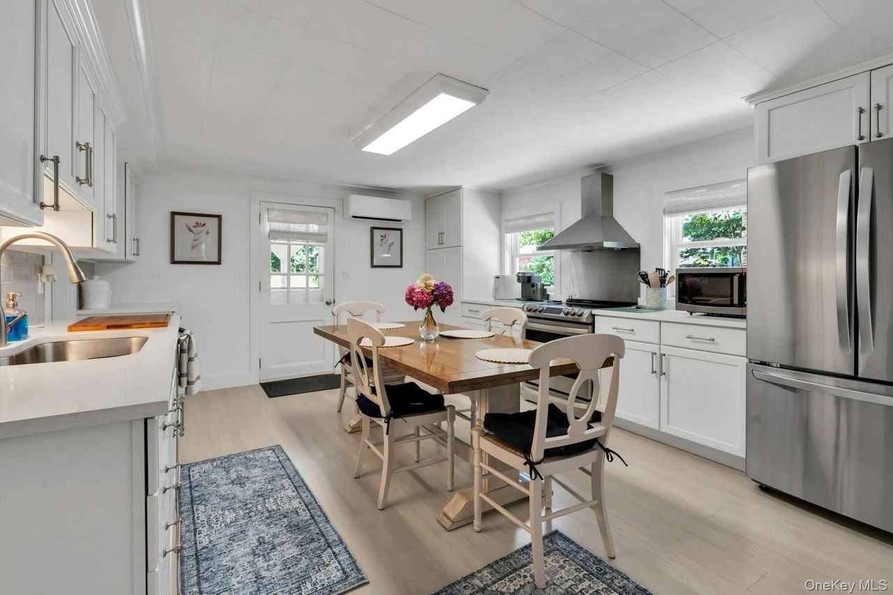 107 Sebonac Rd - Photo 6 of 26