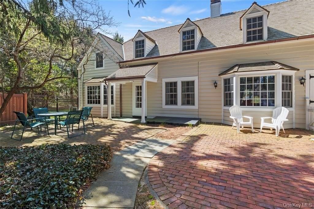 87 Piping Rock Rd - Photo 2 of 12