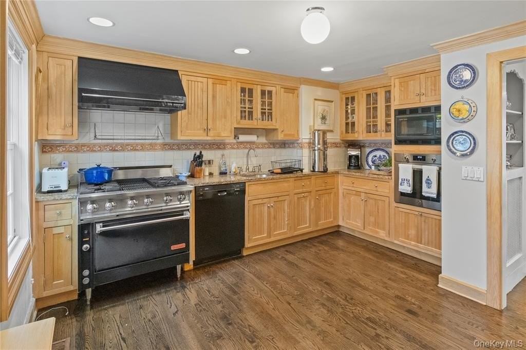 87 Piping Rock Rd - Photo 3 of 12