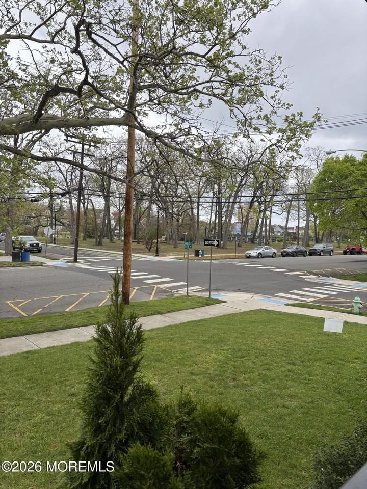 700 5th Ave #B - Photo 3 of 8