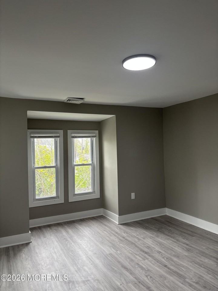 700 5th Ave #B - Photo 7 of 8