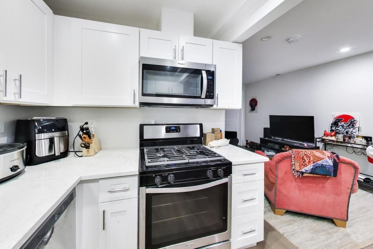 2021 W Shakespeare Ave #CH2 - Photo 6 of 14
