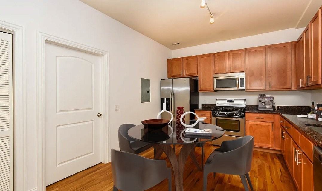 738 N May St #2R - Photo 2 of 7