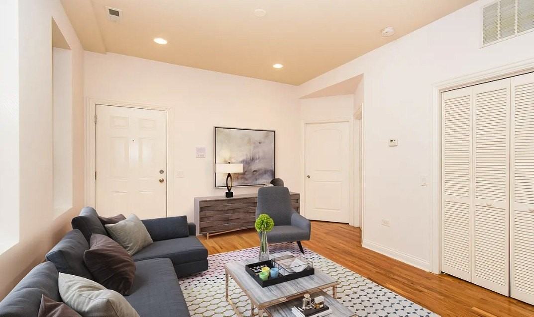 738 N May St #2R - Photo 3 of 7