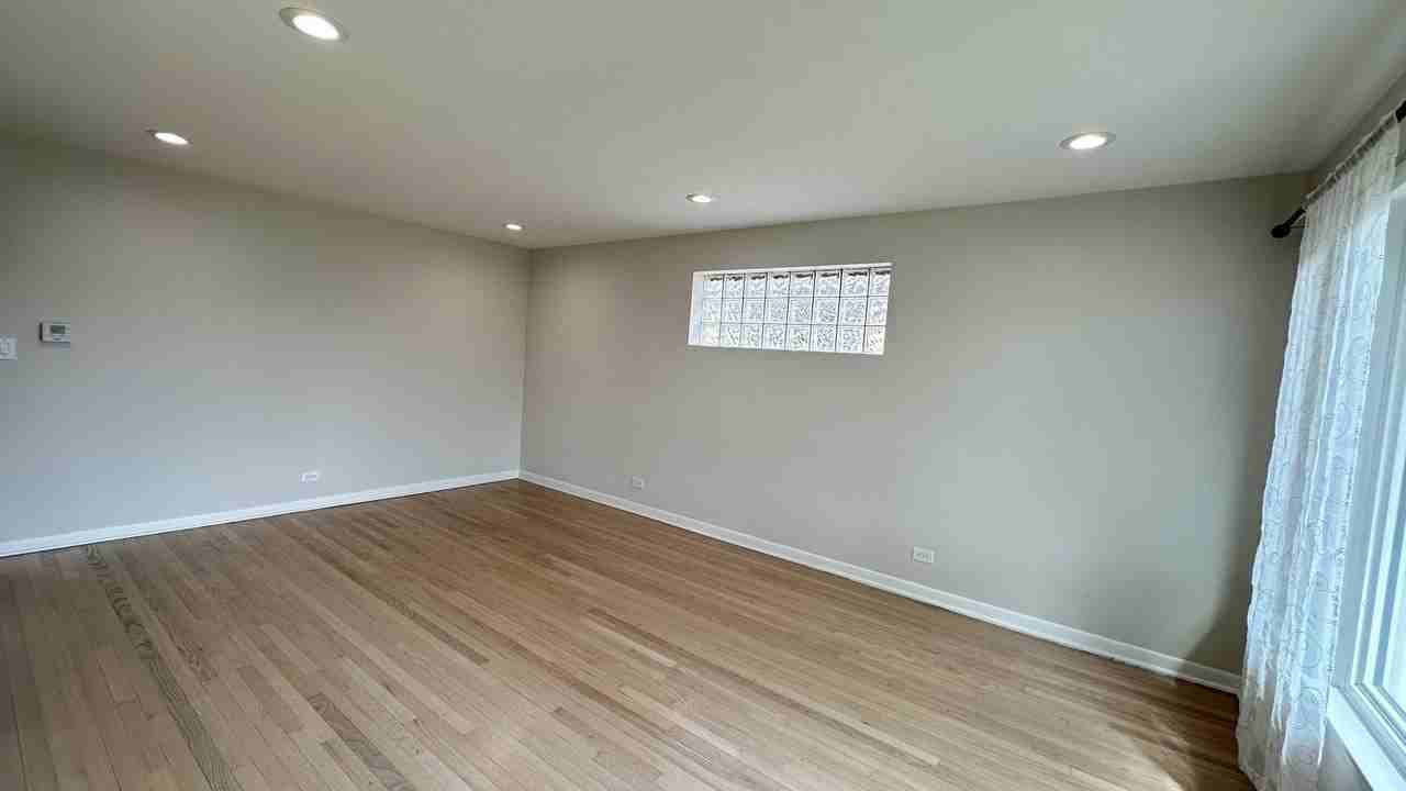 7532 W Ainslie St - Photo 2 of 30