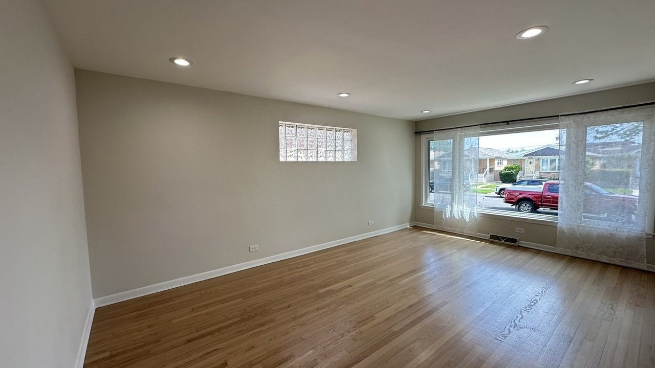 7532 W Ainslie St - Photo 4 of 30
