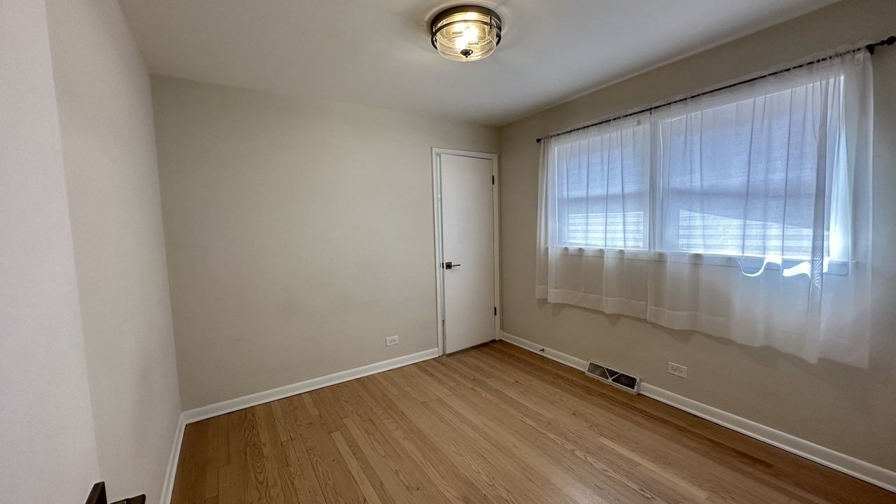 7532 W Ainslie St - Photo 5 of 30